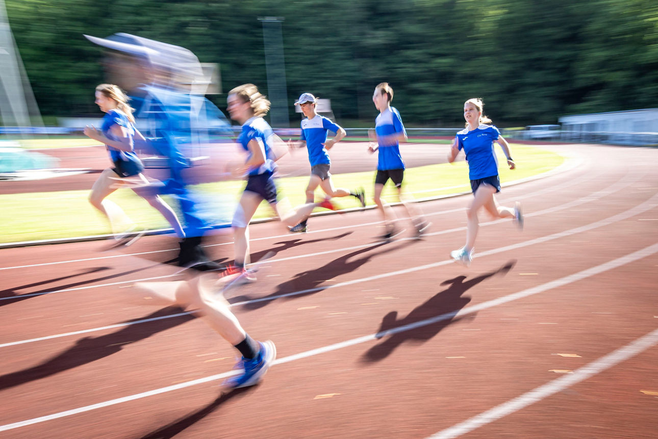 Sportförderung der Stadt Pirna für den LSV Pirna e.V. – 200.000 Euro für die Modernisierung der LeichtathletikanlagenDie Stadt Pirna unterstützt den Leichtathletiksportverein Pirna e.V. (LSV Pirna e.V.) bei der Erneuerung der Leichtathletikanlagen im Stadion „Am Kohlberg“ und gewährt auf Grundlage der Sportförderrichtlinie einen Zuschuss in Höhe von 200.000 Euro. Mit dieser Förderung kann die notwendige Sanierung der Rundlaufbahn einschließlich des Hochsprungsektors und der Weitsprunganlage umgesetzt werden. Nach rund drei Jahrzehnten intensiver Nutzung ist die Oberfläche der Bahn deutlich verschlissen und es sind Unebenheiten entstanden. Um weiterhin sichere Trainings- und Wettkampfbedingungen zu gewährleisten, ist eine Modernisierung erforderlich.Der Verein blickt auf eine Zeit zurück, die von erheblichen Herausforderungen geprägt war. Die umfangreichen Bauarbeiten an der Südumfahrung haben den Trainings- und Wettkampfbetrieb über Jahre hinweg erschwert. Gleichzeitig stand die dringende Sanierung der Laufbahn im Raum, deren Finanzierung sich als anspruchsvolle Aufgabe erwies. Der LSV Pirna hat in dieser Phase mit großem Engagement und hoher Eigeninitiative gehandelt um den Finanzbedarf von insgesamt 333.000 Euro zu sichern. Neben dem Zuschuss der Stadt trägt die Ingeborg‑Gross‑Stiftung, die mit der Schill+Seilacher Saxol GmbH in Pirna verbunden ist, mit ihrer Spende von 80.000 Euro maßgeblich zur Finanzierung bei. Auch die Volksbank Pirna unterstützt das Vorhaben mit 25.000 Euro. Den verbleibenden Eigenanteil übernimmt der Verein.Bürgermeister Markus Dreßler konnte den Fördermittelbescheid der Stadt am 8. Juni 2026 an den Verein übergeben und würdigte dabei das Engagement des Vereins und die gute Zusammenarbeit aller Beteiligten: „Die Erneuerung der in die Jahre gekommenen Laufbahn ist seit vielen Jahren notwendig und ein Wunsch des Vereins. Die Umsetzung war auch, wegen der im Zusammenhang mit dem Neubau der Südumfahrung stehenden Beeinträchtigungen des Sportbetriebs im Kohlbergstadion in den vergangenen Jahren nicht möglich. Umso mehr freue ich mich, dass der Verein nun nach Abschluss der Brückenbauarbeiten mit dem vom Stadtrat beschlossenen Zuschuss, erheblicher Eigenleistungen, einer Spende der Volksbank und der Unterstützung der Ingeborg-Gross-Stiftung diese Maßnahme realisieren kann. Dass wir gemeinsam eine Lösung gefunden haben, zeigt, wie gut Herausforderungen gemeistert werden können, wenn Verwaltung, Ehrenamt und Förderpartner aus der lokalen Wirtschaft an einem Strang ziehen.“Foto: Marko Förster08.06.2026 © Marko FörsterWICHTIGE HINWEISE: Jeder Abdruck ist honorar- und umsatzsteuerpflichtig (7 % Ust.)! Die Weitergabe des Bildmaterials an Dritte ist verboten!