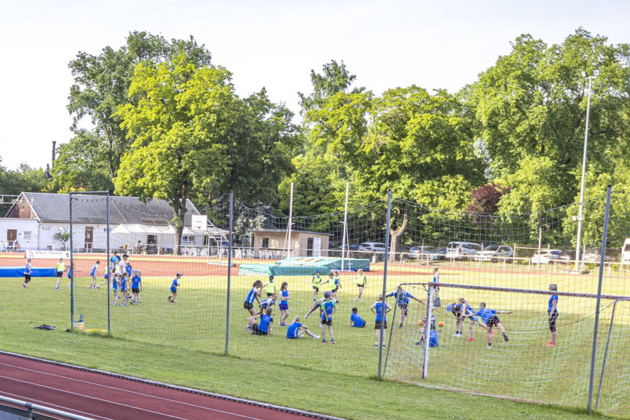 Sportförderung der Stadt Pirna für den LSV Pirna e.V. – 200.000 Euro für die Modernisierung der LeichtathletikanlagenDie Stadt Pirna unterstützt den Leichtathletiksportverein Pirna e.V. (LSV Pirna e.V.) bei der Erneuerung der Leichtathletikanlagen im Stadion „Am Kohlberg“ und gewährt auf Grundlage der Sportförderrichtlinie einen Zuschuss in Höhe von 200.000 Euro. Mit dieser Förderung kann die notwendige Sanierung der Rundlaufbahn einschließlich des Hochsprungsektors und der Weitsprunganlage umgesetzt werden. Nach rund drei Jahrzehnten intensiver Nutzung ist die Oberfläche der Bahn deutlich verschlissen und es sind Unebenheiten entstanden. Um weiterhin sichere Trainings- und Wettkampfbedingungen zu gewährleisten, ist eine Modernisierung erforderlich.Der Verein blickt auf eine Zeit zurück, die von erheblichen Herausforderungen geprägt war. Die umfangreichen Bauarbeiten an der Südumfahrung haben den Trainings- und Wettkampfbetrieb über Jahre hinweg erschwert. Gleichzeitig stand die dringende Sanierung der Laufbahn im Raum, deren Finanzierung sich als anspruchsvolle Aufgabe erwies. Der LSV Pirna hat in dieser Phase mit großem Engagement und hoher Eigeninitiative gehandelt um den Finanzbedarf von insgesamt 333.000 Euro zu sichern. Neben dem Zuschuss der Stadt trägt die Ingeborg‑Gross‑Stiftung, die mit der Schill+Seilacher Saxol GmbH in Pirna verbunden ist, mit ihrer Spende von 80.000 Euro maßgeblich zur Finanzierung bei. Auch die Volksbank Pirna unterstützt das Vorhaben mit 25.000 Euro. Den verbleibenden Eigenanteil übernimmt der Verein.Bürgermeister Markus Dreßler konnte den Fördermittelbescheid der Stadt am 8. Juni 2026 an den Verein übergeben und würdigte dabei das Engagement des Vereins und die gute Zusammenarbeit aller Beteiligten: „Die Erneuerung der in die Jahre gekommenen Laufbahn ist seit vielen Jahren notwendig und ein Wunsch des Vereins. Die Umsetzung war auch, wegen der im Zusammenhang mit dem Neubau der Südumfahrung stehenden Beeinträchtigungen des Sportbetriebs im Kohlbergstadion in den vergangenen Jahren nicht möglich. Umso mehr freue ich mich, dass der Verein nun nach Abschluss der Brückenbauarbeiten mit dem vom Stadtrat beschlossenen Zuschuss, erheblicher Eigenleistungen, einer Spende der Volksbank und der Unterstützung der Ingeborg-Gross-Stiftung diese Maßnahme realisieren kann. Dass wir gemeinsam eine Lösung gefunden haben, zeigt, wie gut Herausforderungen gemeistert werden können, wenn Verwaltung, Ehrenamt und Förderpartner aus der lokalen Wirtschaft an einem Strang ziehen.“Foto: Marko Förster08.06.2026 © Marko FörsterWICHTIGE HINWEISE: Jeder Abdruck ist honorar- und umsatzsteuerpflichtig (7 % Ust.)! Die Weitergabe des Bildmaterials an Dritte ist verboten!