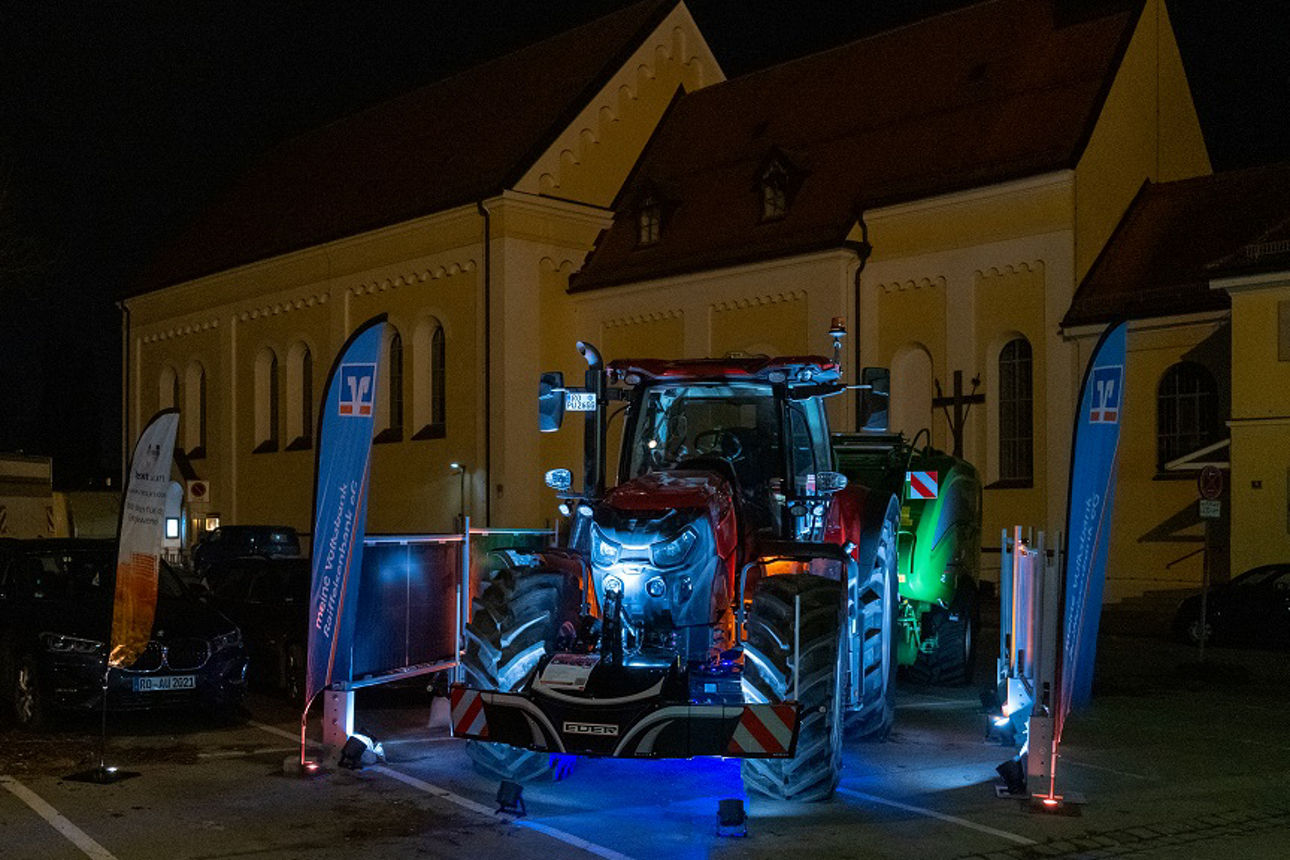 Ausgestellter und beleuchteter Traktor bei dem Landwirtschaftstag in Rosenheim