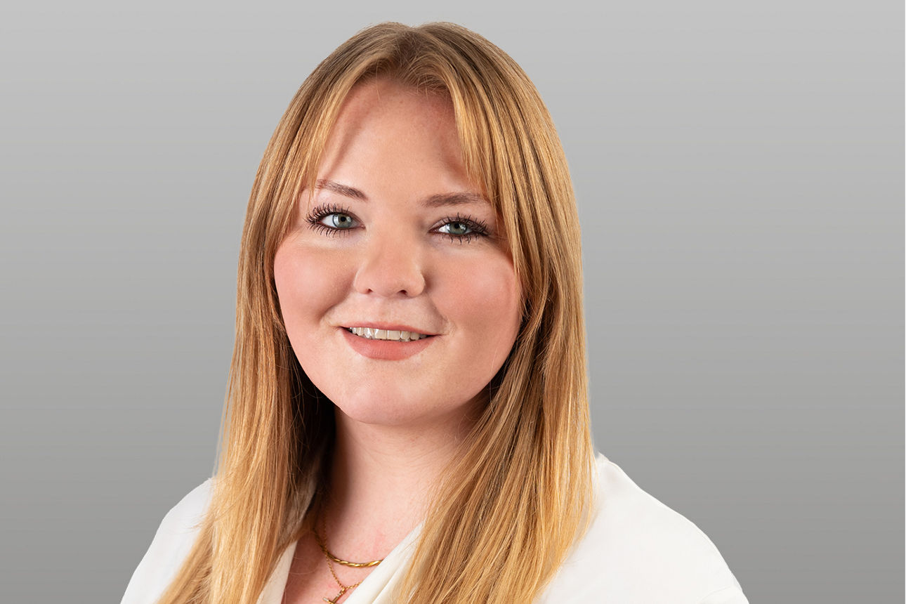 Bausparberaterin Julia Lackner  vor grauen Hintergrund