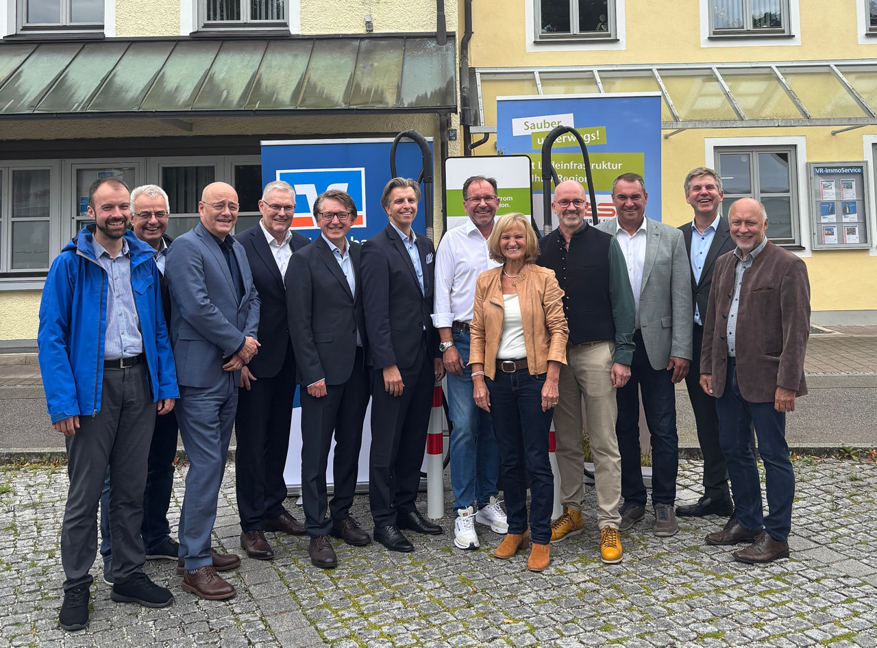 Die Projektverantwortlichen und Bürgermeister stehen vor der neu eingeweihten E-Ladesäule
