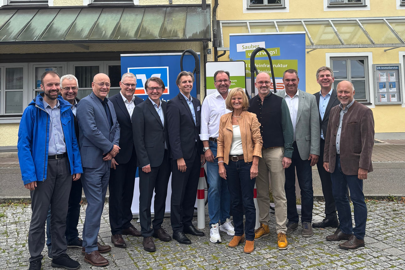 Die Projektverantwortlichen und Bürgermeister stehen vor der neu eingeweihten E-Ladesäule