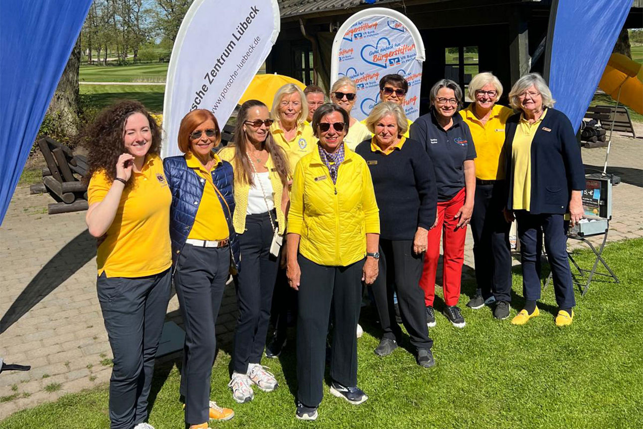 Gruppenfot der LadyLions mit Bettina Fischer