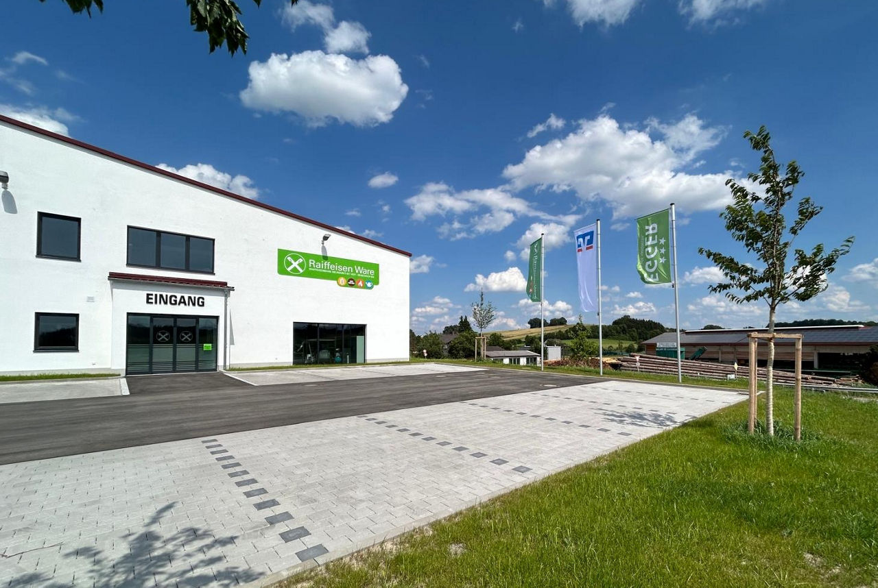 Das Lagerhaus in Neumarkt-St. Veit aus der Perspektive vom Parkplatz