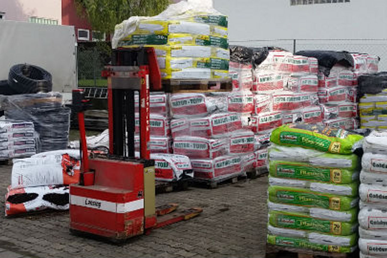 Eine Vielzahl von Säcken mit Gartenbedarf ist ordentlich gestapelt und steht zur Auslieferung bereit.