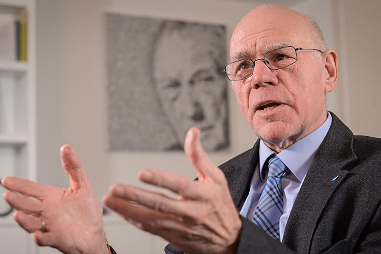 Ein Mann (Norbert Lammert) gestikuliert mit den Händen
