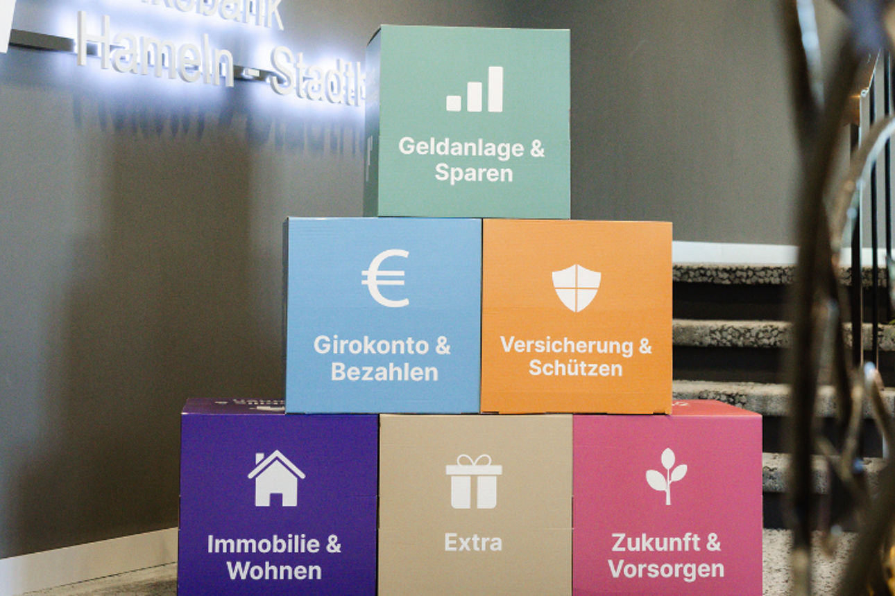 Eine Pyramide aus Würfeln mit verschiedenen Finanzprodukten drauf.