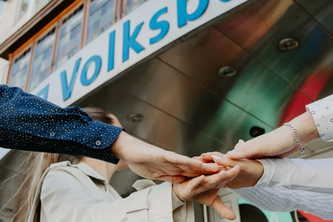 Viele Hände unserer Mitarbeiter übereinandergelegt.