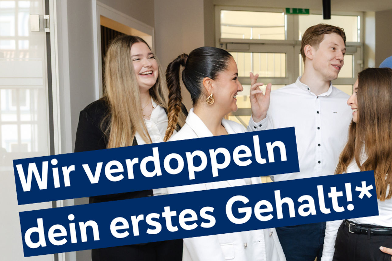 Mehre Junge Erwachsene die sich auf der Arbeit unterhalten mit einem Claim auf dem Bild.