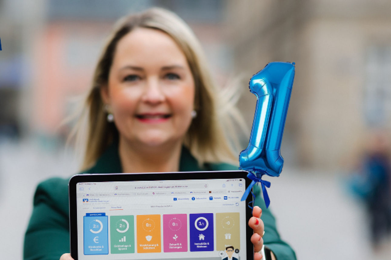 Eine Gruppe von Menschen, die ihre Hände in der Mitte zusammenlegen, als Zeichen von Teamarbeit oder Zusammenhalt.