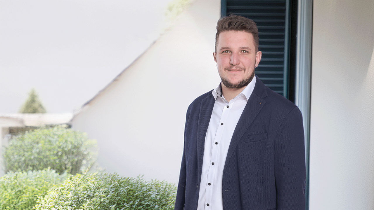 Unser Energieeffizienzexperte steht auf einer Terrasse
