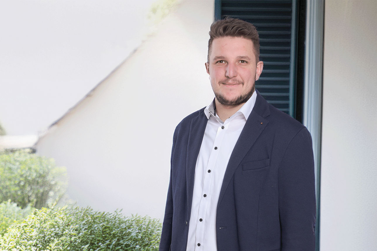 Unser Energieeffizienzexperte steht auf einer Terrasse