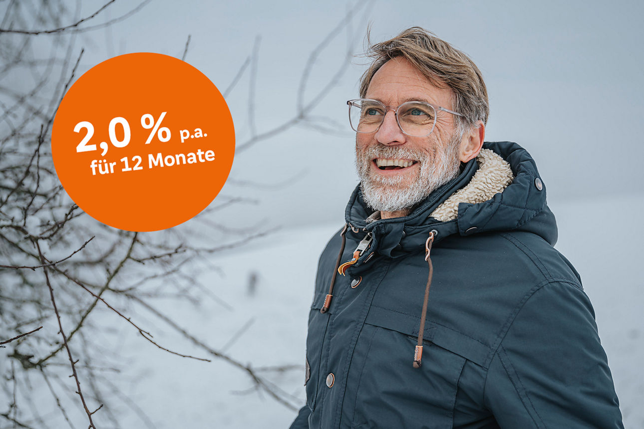 Ein Mann in einer verschneiten Landschaft