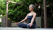 Eine Frau macht Yoga auf der Terrasse