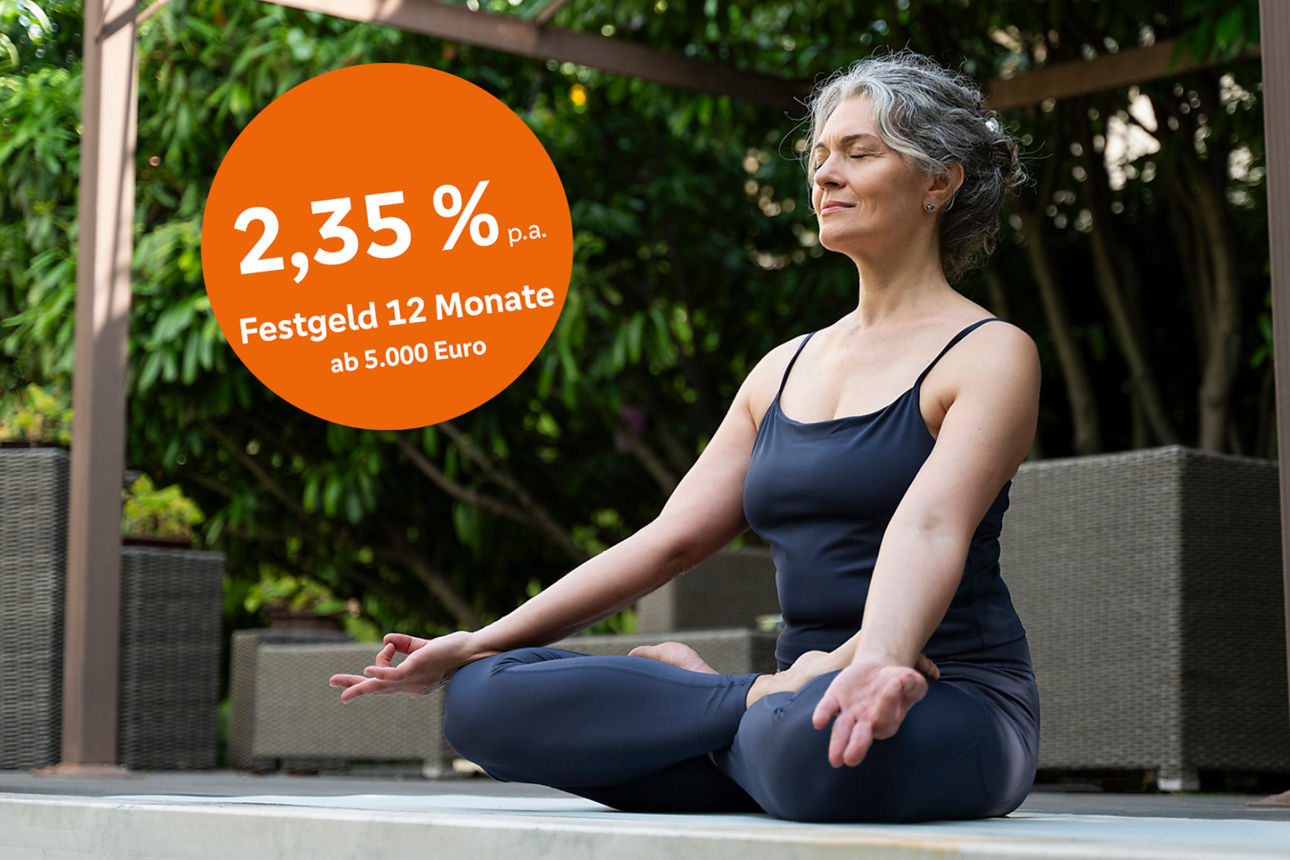 Eine Frau macht Yoga auf der Terrasse