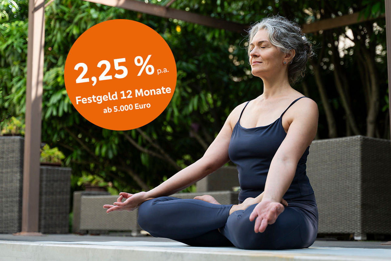 Eine Frau macht Yoga auf der Terrasse