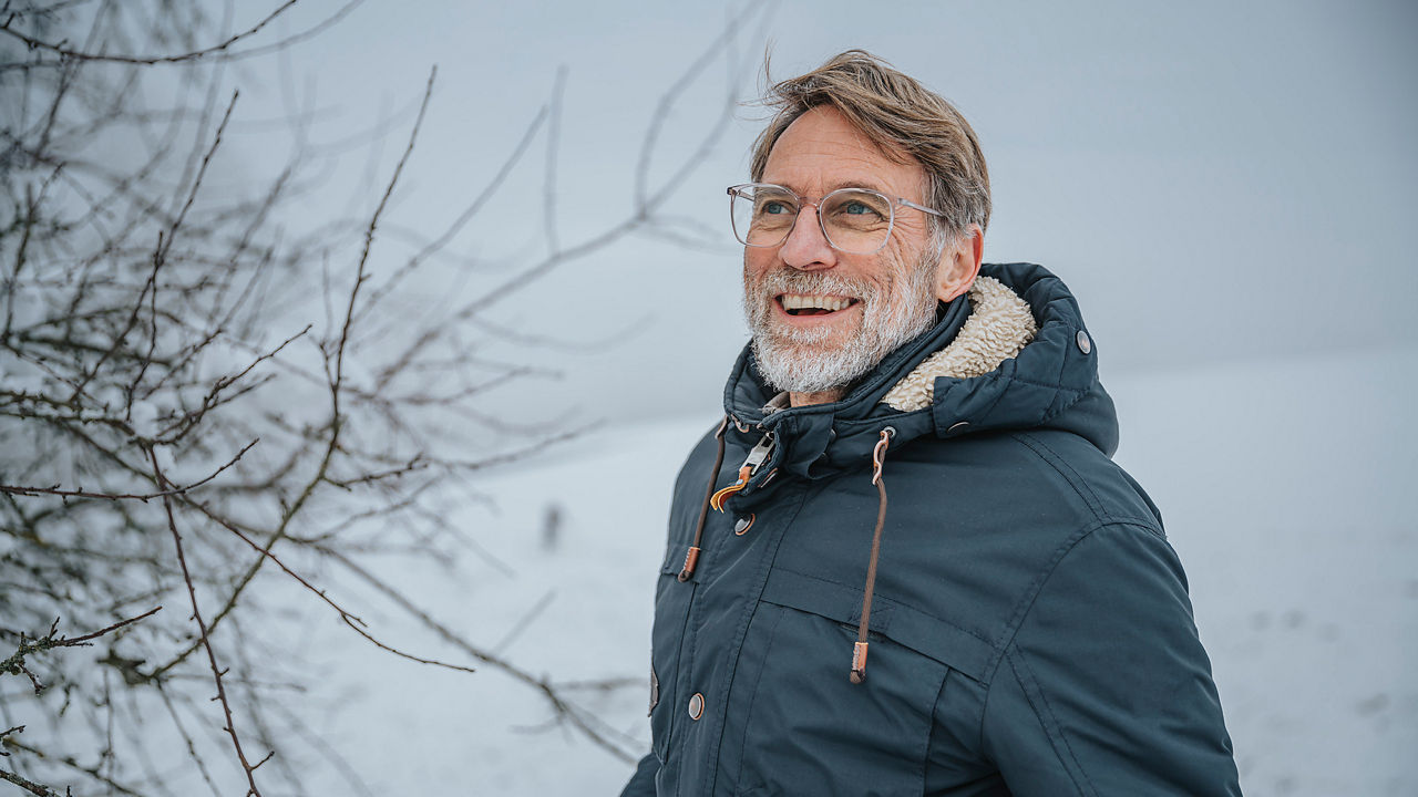 Ein Mann in einer verschneiten Landschaft