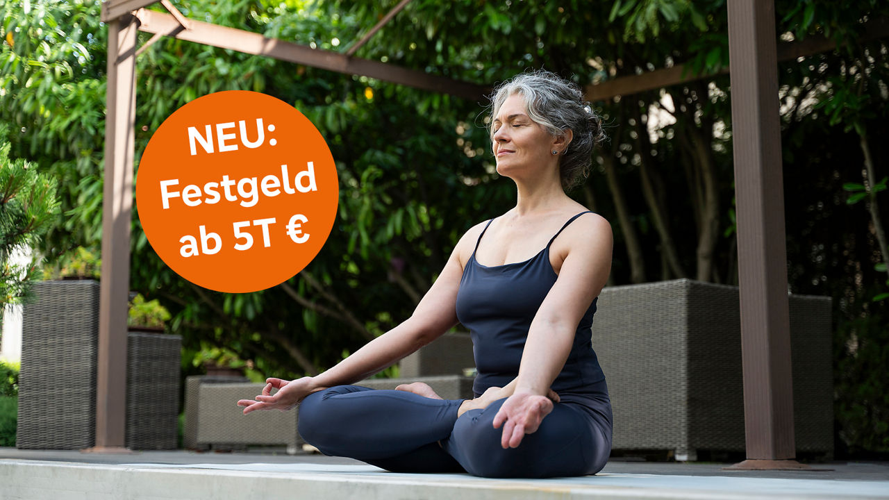 Eine Frau macht Yoga auf einer Terrasse