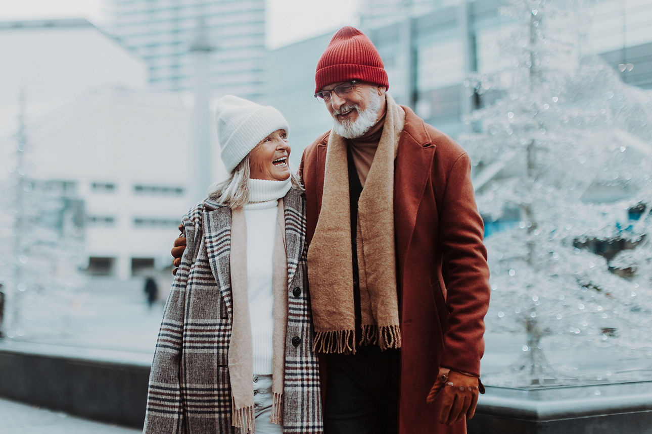Glückliches Pärchen vor Winterlandschaft