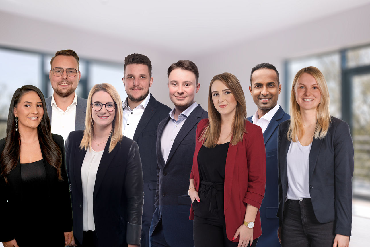Verschiedene Beraterinnen und Berater stehen vor einem Haus