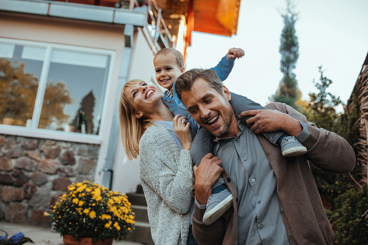 Junge Familie verbringt draußen Zeit zusammen und sind fröhlich