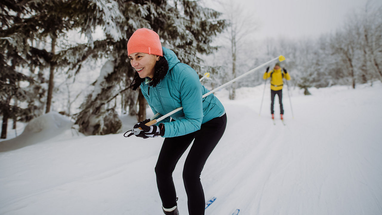 Eine Frau fährt Ski