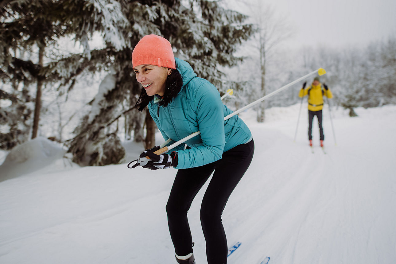 Eine Frau fährt Ski