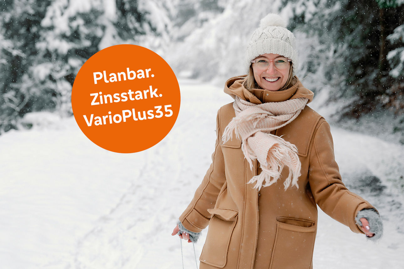 Eine Frau geht in einem verschneiten Wald Spazieren