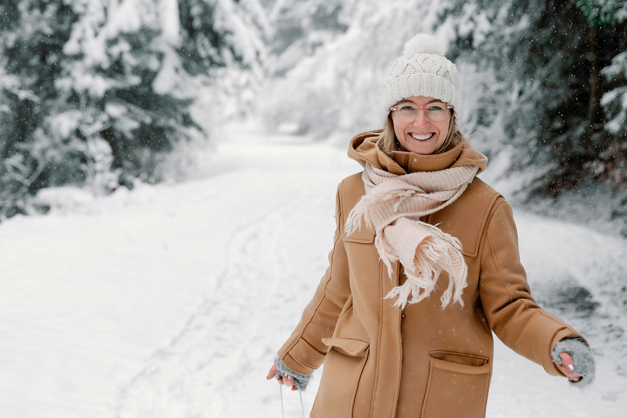Eine Frau macht einen Spaziergang im Schnee
