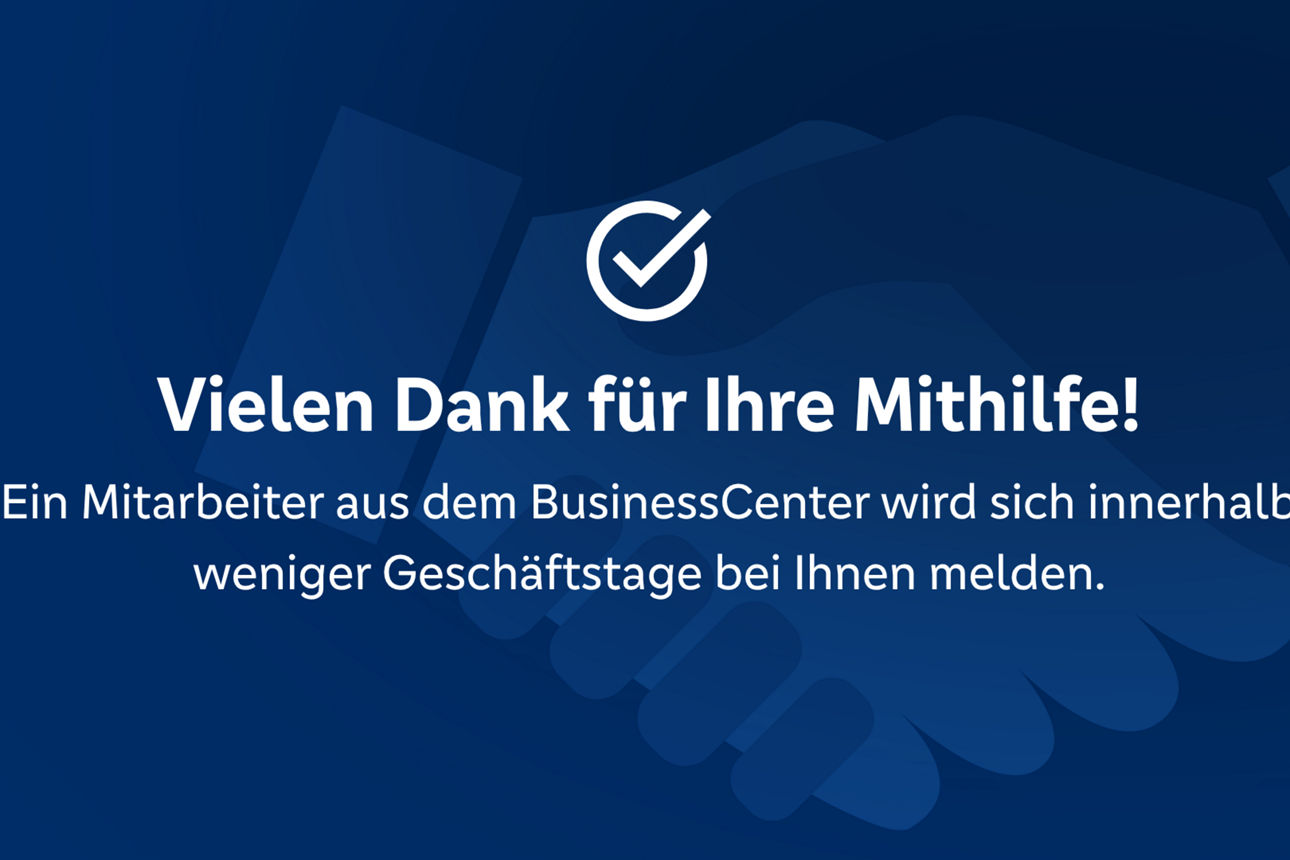 Händeschlag auf dunkelblauem Hintergrund 