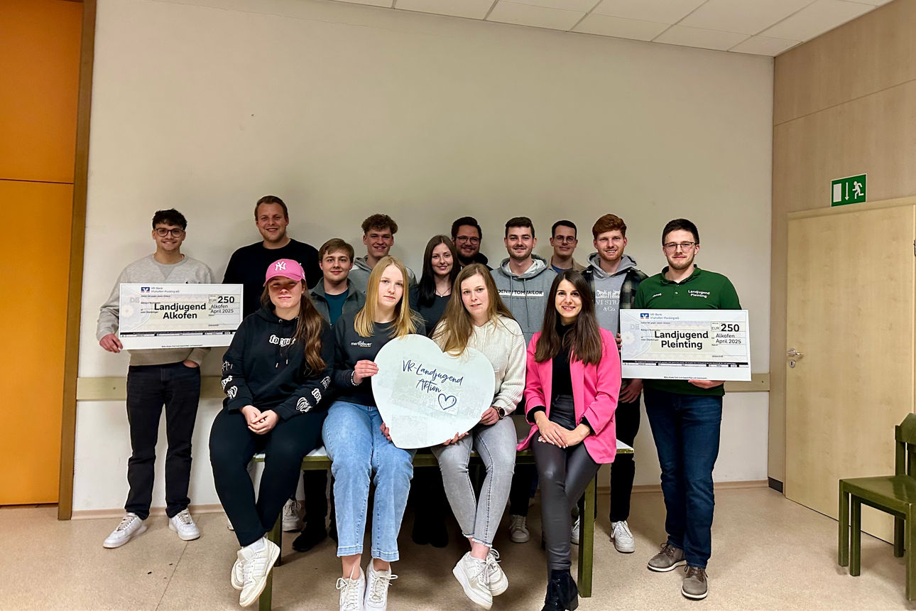 Landjugend Alkofen mit Spendenschecks 