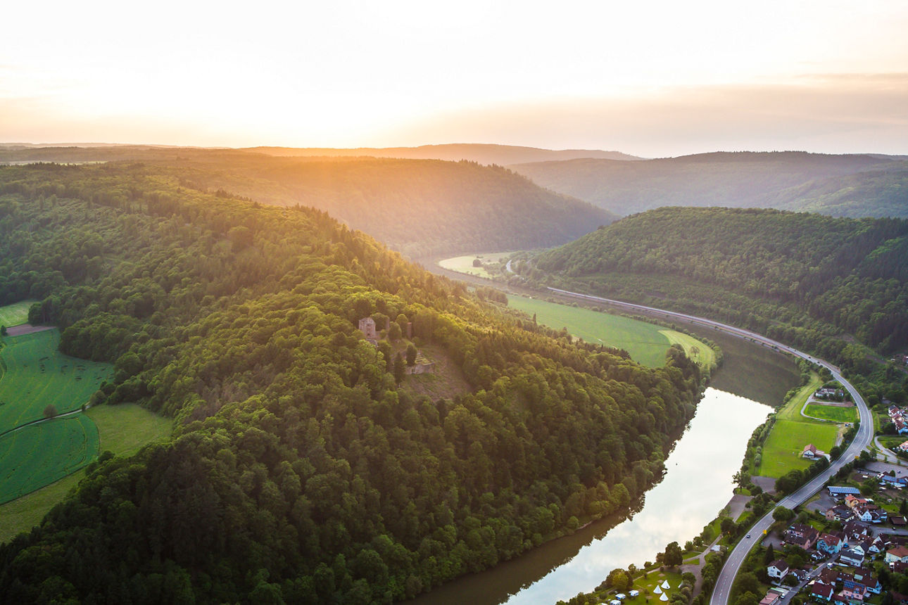 Landschaft mit Burg und Neckar