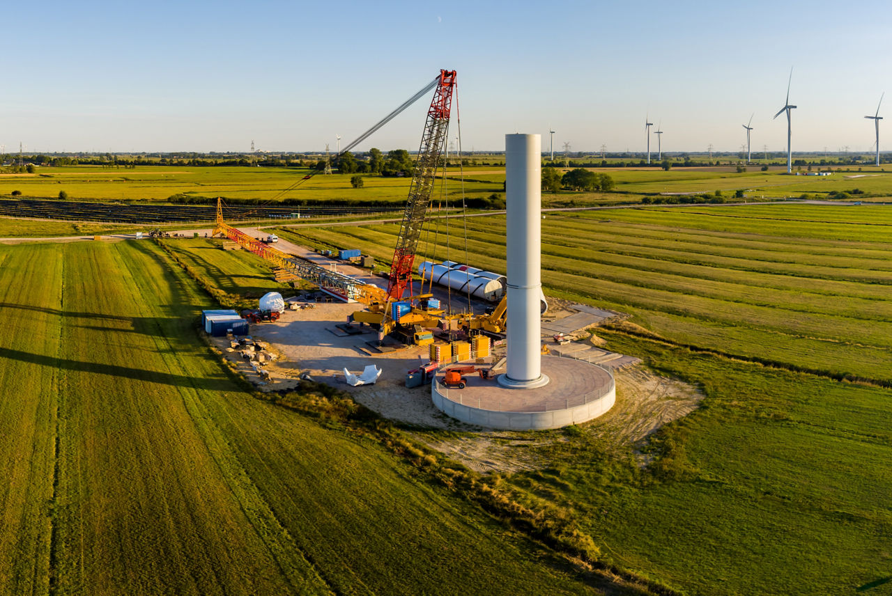 Breite Landschaft mit Windrädern 
