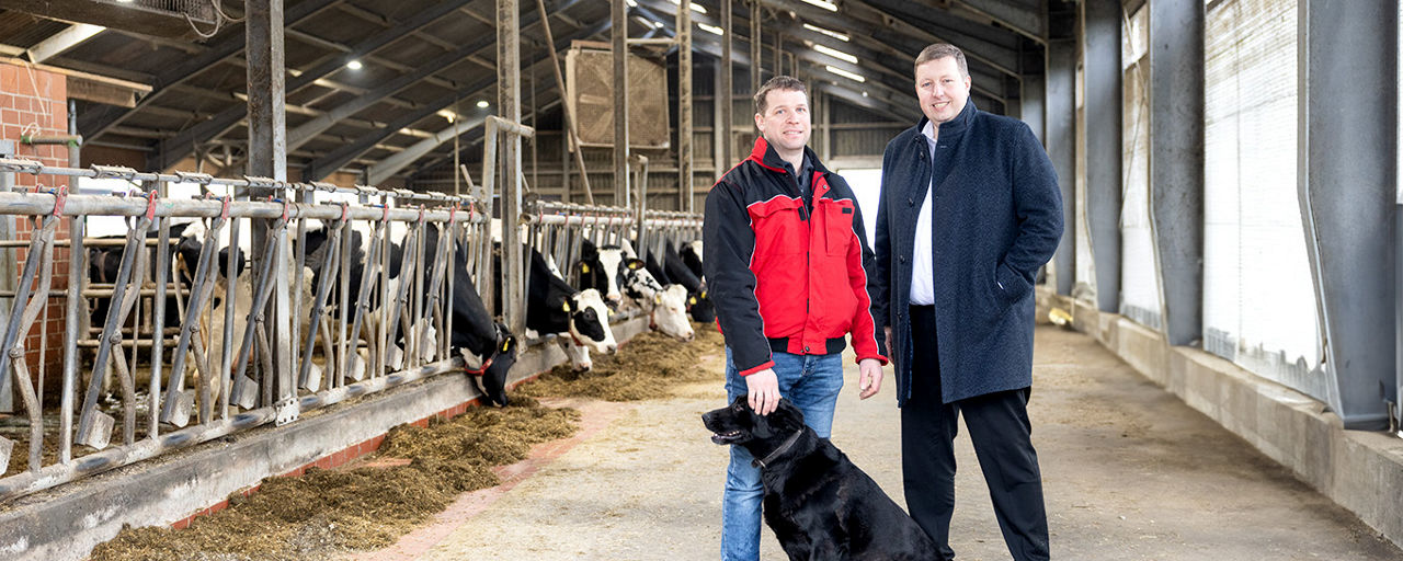 Ein Landwirt mit seinem Traktor vor einer E-Ladesäule