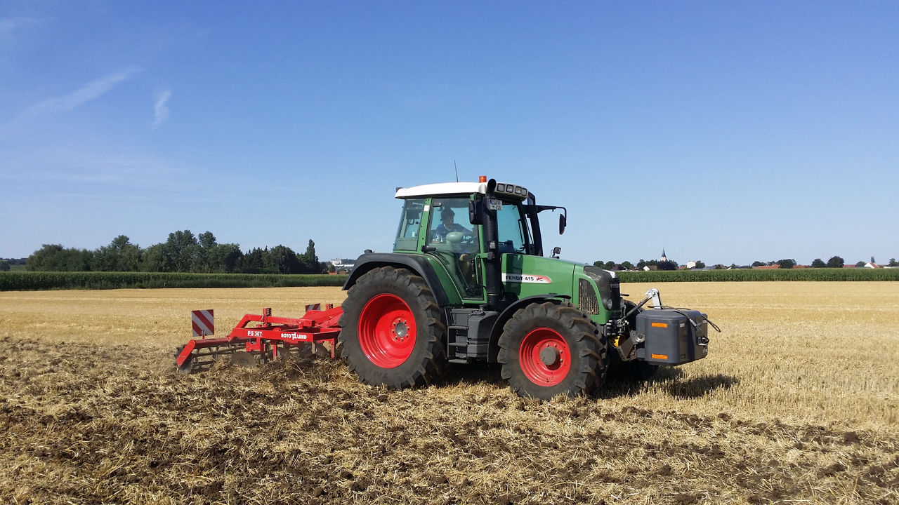 Tracktor auf einem Feld