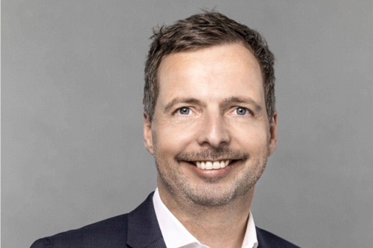 Ein Mann lächelt in die Kamera