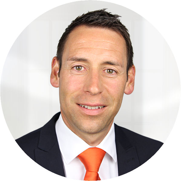 Portraitbild des Vorstandsmitglieds Stefan Langhammer mit schwarzem Anzug und oranger Krawatte