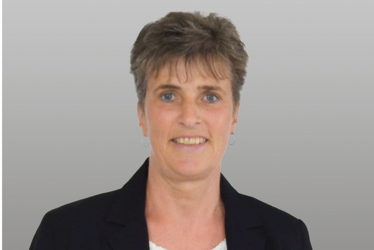 Servicemitarbeiterin Heike Laport vor grauen Hintergrund