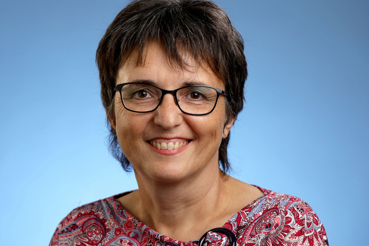 Porträtfoto einer lächelnden Frau