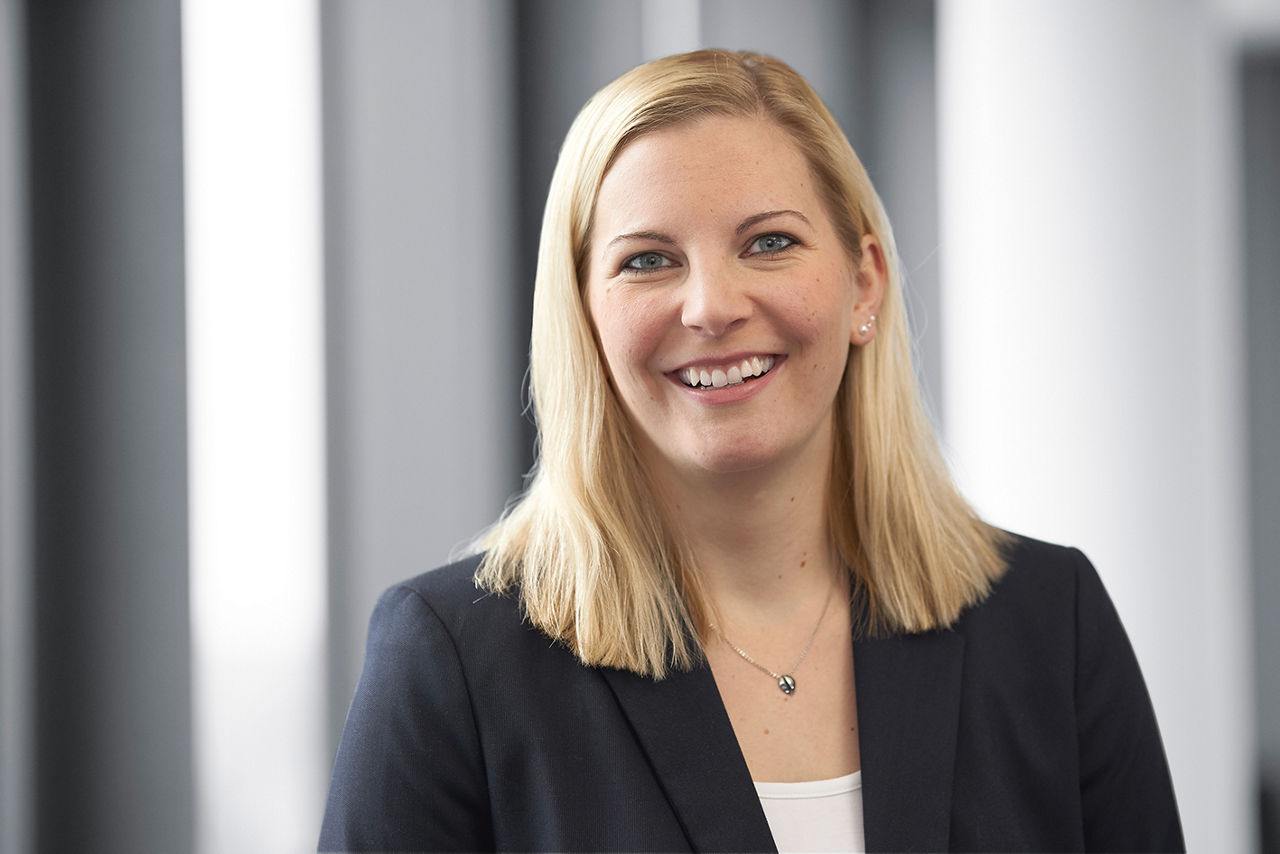 Jennifer Laskowski, Privatkundenberaterin