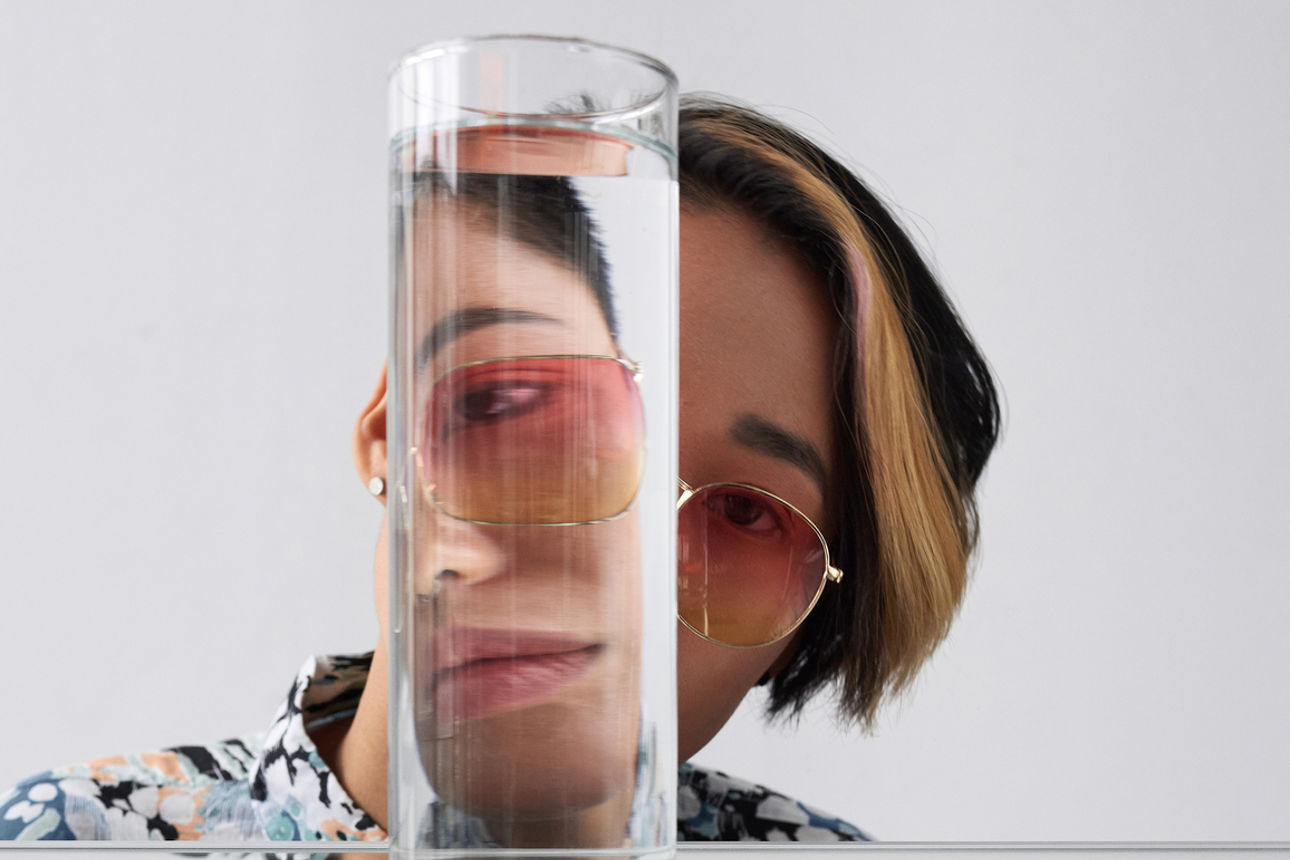 Frau schaut durch Glas