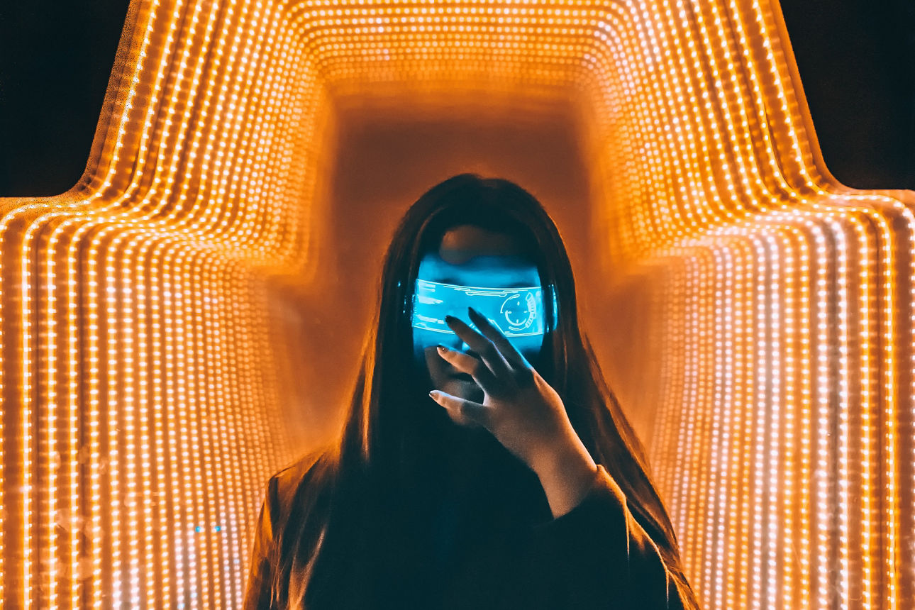 Frau im Neonlicht