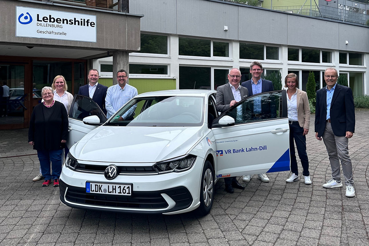 VW Polo Spendenübergabe Dillenburg, mit Auto und Menschen