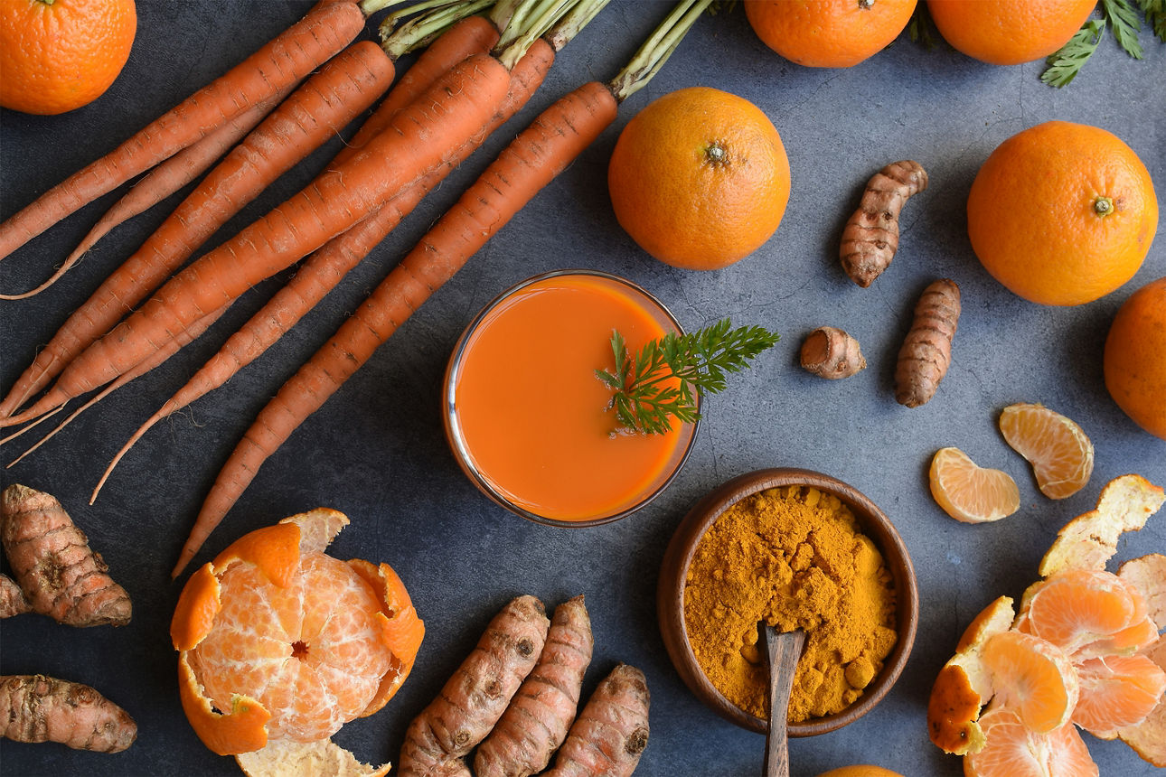 Ein Bild mit unterschiedlichen orangenen Lebensmitteln auf einem Tisch