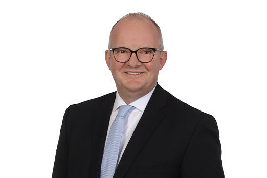 Freundlich lächelnder Mann im Anzug, unser Abteilungsleiter Firmenkunden Thomas Lechner