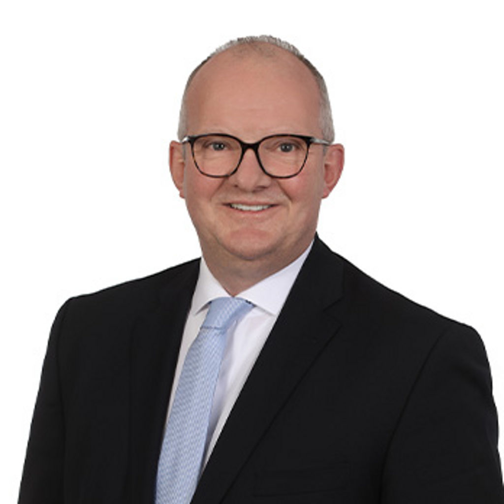 Freundlich lächelnder Mann im Anzug, unser Abteilungsleiter Firmenkunden Thomas Lechner