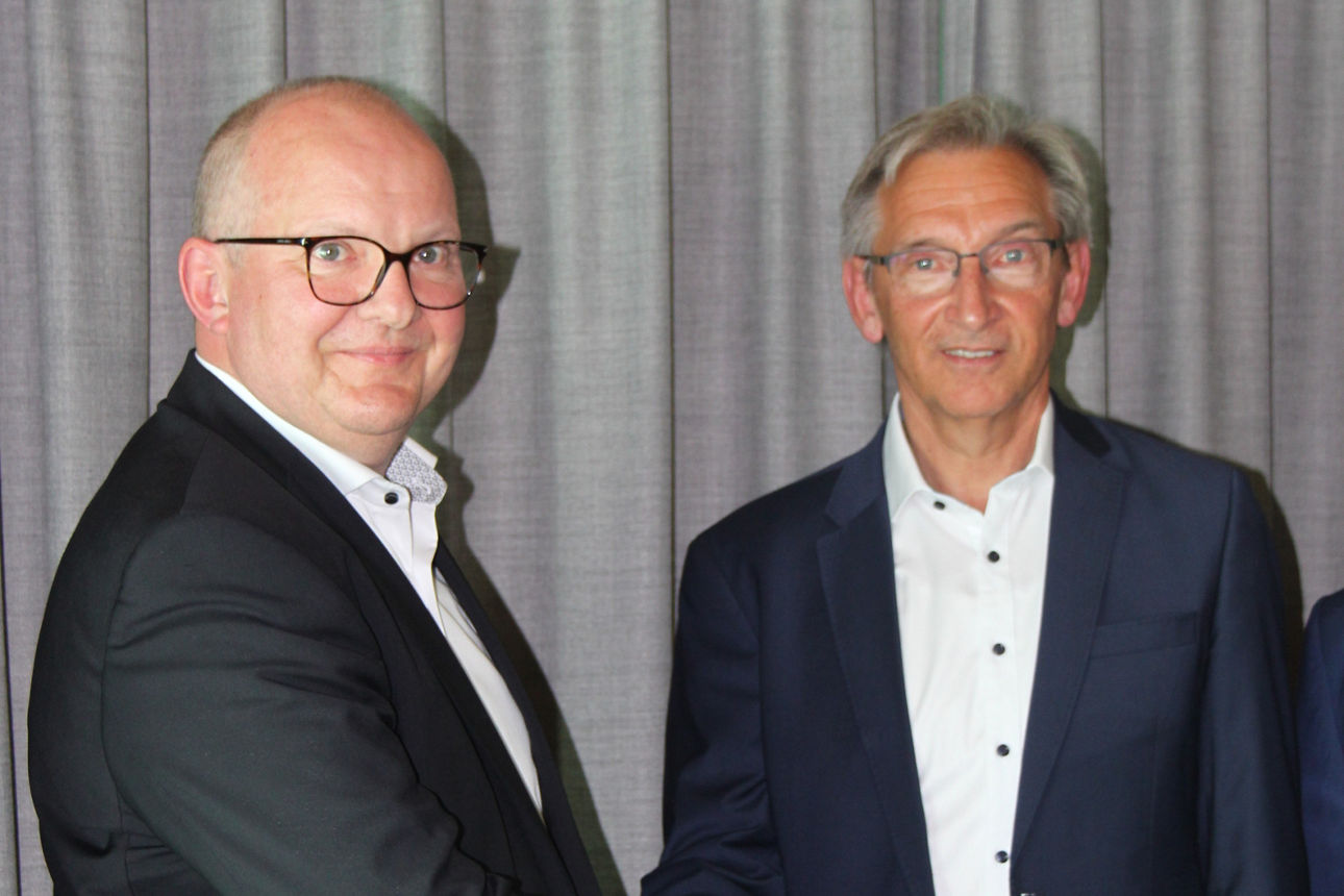 Thomas Lechner schüttelt Manfred Giglberger die Hand. Beide lächeln in die Kamera