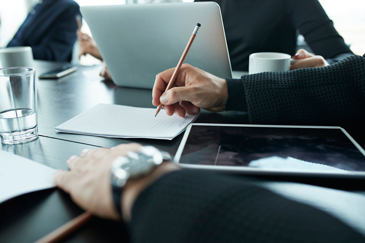 Nahaufnahme Tisch mit Notizblock und Notebook