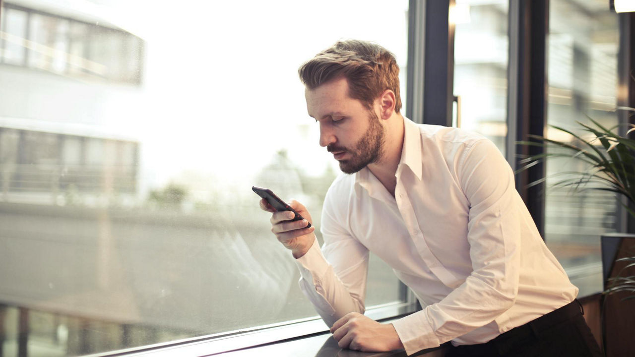 Man mit Handy