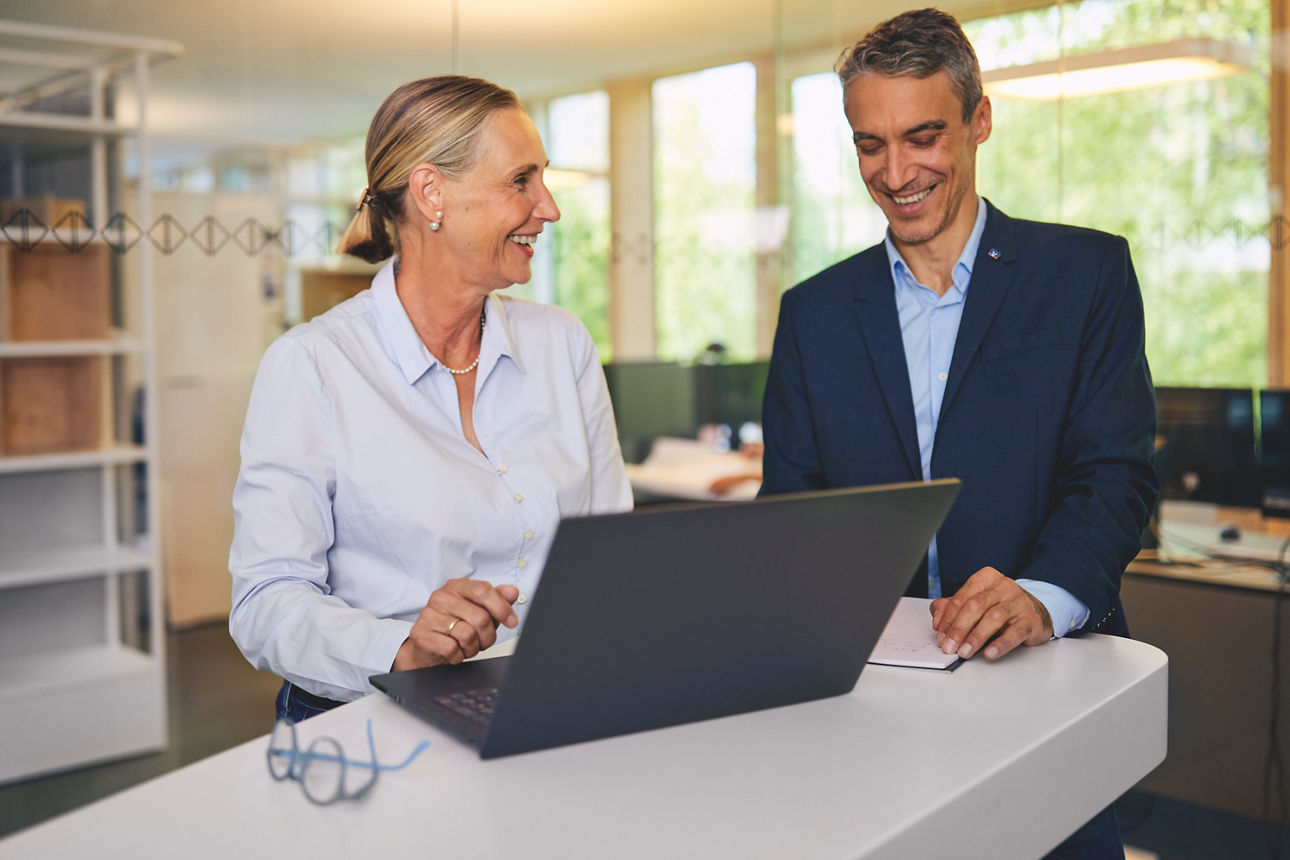 Geschäftsfrau und Berater beim Fachaustausch in einem Büro